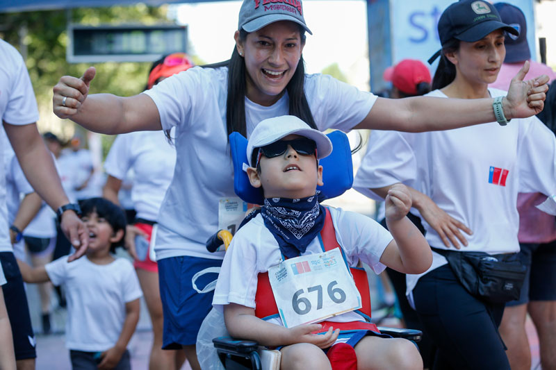 adultos y niños en corrida familiar